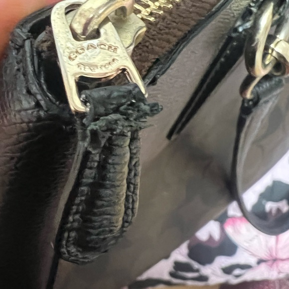 Coach Purse Signature C - Picture 11 of 16